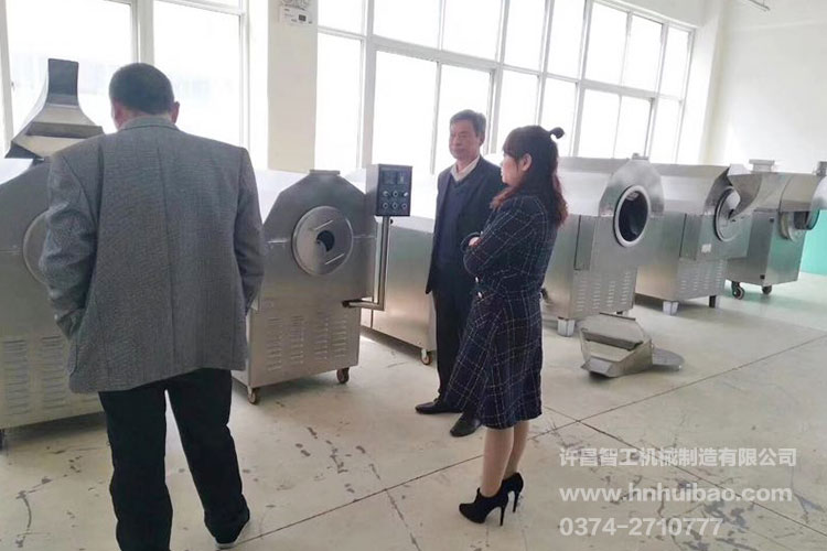 長葛客戶考察多功能炒貨機(jī).jpg 長葛客戶考察多功能炒貨機(jī).jpg