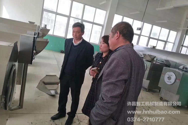 長葛客戶考察多功能炒貨機(jī)現(xiàn)場(chǎng).jpg 長葛客戶考察多功能炒貨機(jī)現(xiàn)場(chǎng).jpg