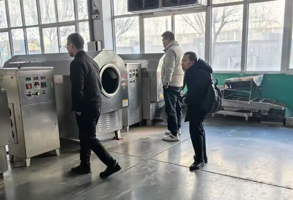 湖南客戶來廠考察訂購中大型電磁炒貨機(jī)一臺